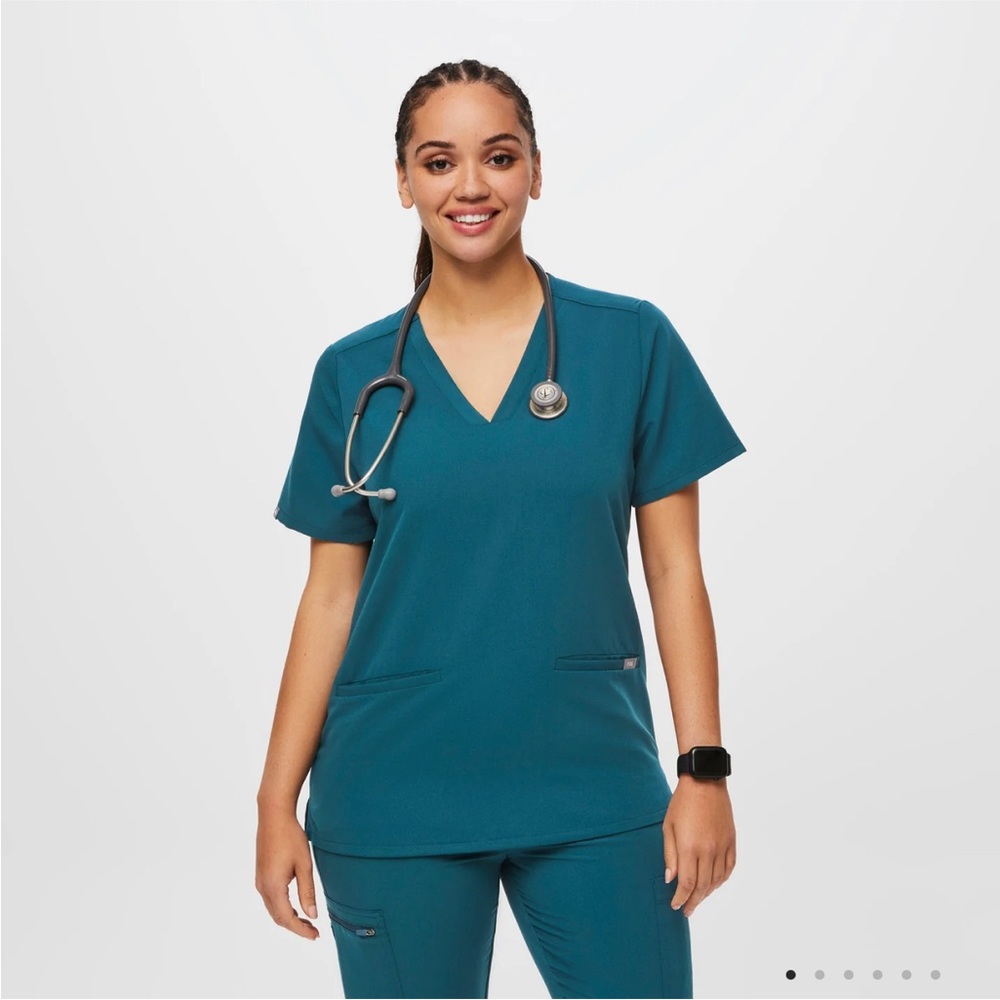 FIGS | Casma™ Three-Pocket Scrub Top | Caribbean Blue | VGUC | Size M